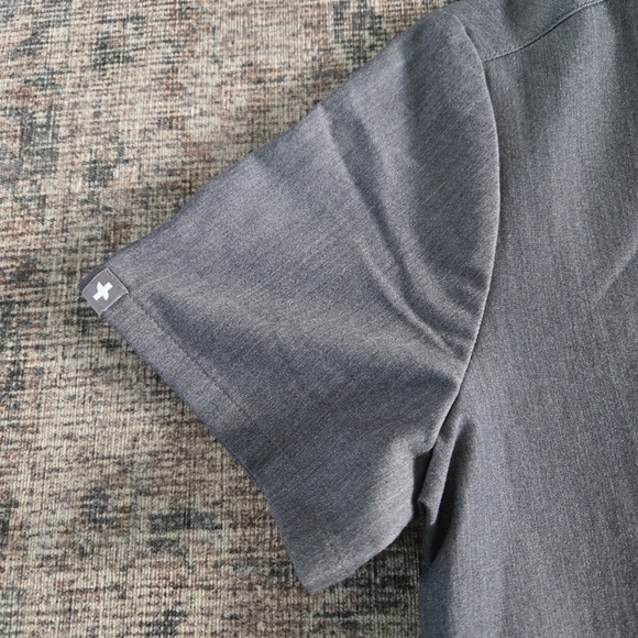 EUC Figs Casma Three-Pocket Scrub Top V-Neck FIONx Gray Short Sleeve Women's XS - Picture 3 of 7